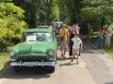 Аллея с автомобилями.