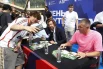 Приглашенные звезды переместились в зону для автографов и активно фотографировались со зрителями. Чтобы увидеть воочию живых легенд мирового футбола, собралось более тысячи человек.
