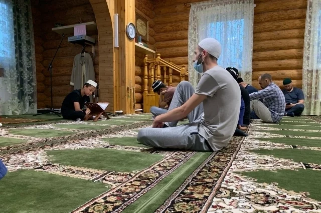 Этот день знаменует завершение хаджа — ежегодного паломничества в Мекку, которое хотя бы раз в жизни должен совершить каждый верующий, — и напоминает о величайшем испытании пророка Ибрахима