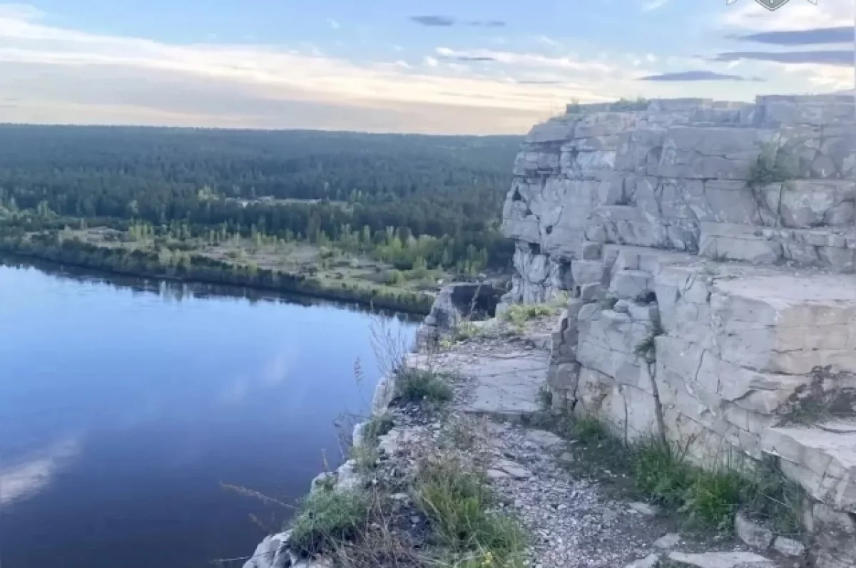 В Иркутской области студентка погибла во время фотосессии на краю скалы