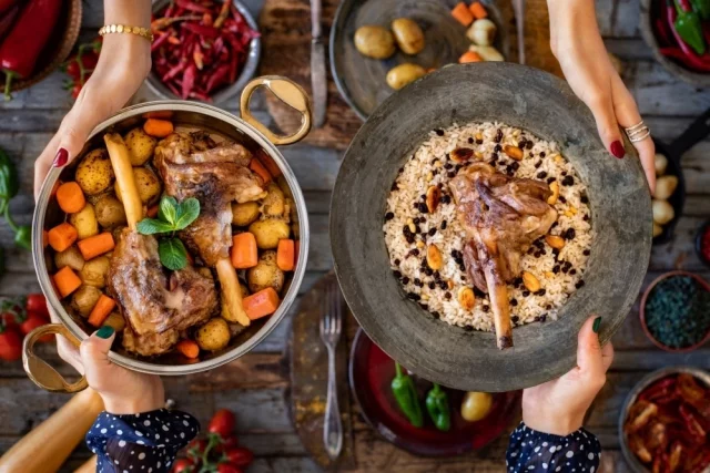 Основной ингредиент блюд в эти дни — жертвенное мясо.