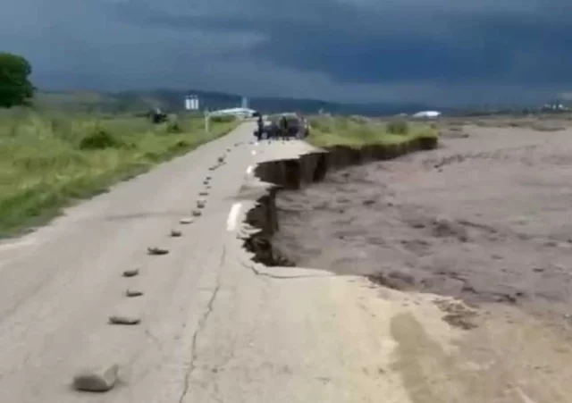 Река размыла дорогу в селение Захит Хивского района Дагестана.