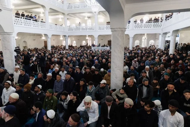 Утром праздничного дня мусульмане идут на коллективную молитву.