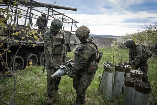 Боевая работа расчета САУ 2С7 «Пион» 34-й артиллерийской дивизии 273-й артиллерийской бригады группировки войск «Запад» на харьковском направлении СВО.