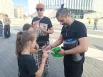 После выступления к ним подошли поклонники их творчества за автографами.