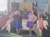 На одной из многочисленных фотозон гости фестиваля могли сфотографироваться с девушками в тематических нарядах, танцующих под джазовые композиции.