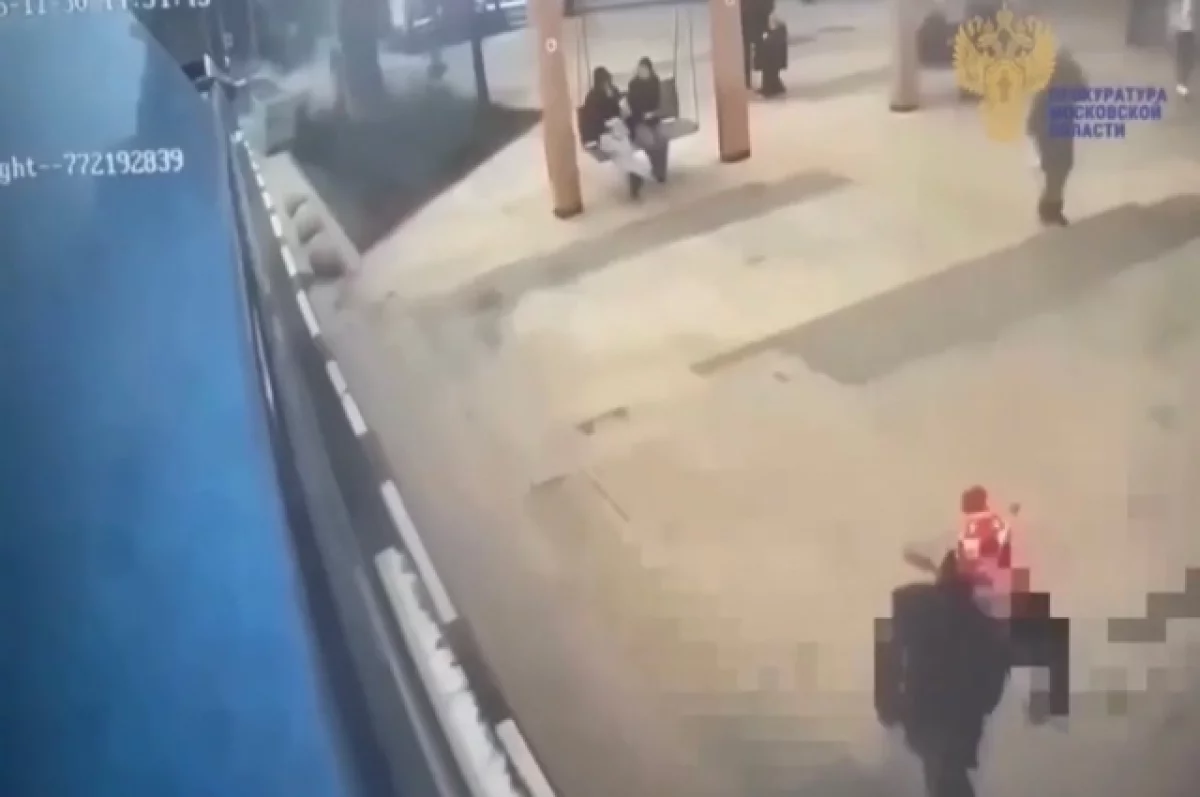 Пьяный мужчина пнул ребенка в Химках, и тот попал под автобус