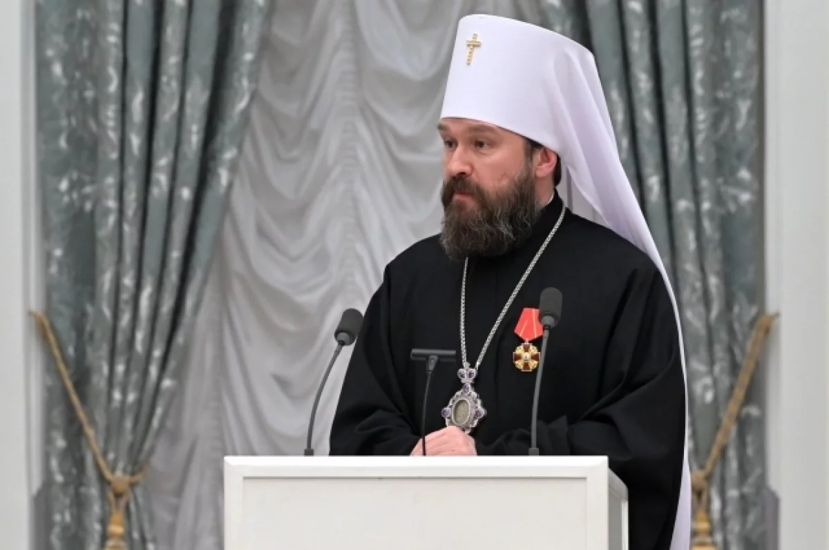 Митрополит Иларион и его оператор выходят на свободу