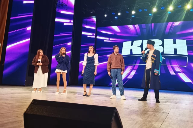 Андрей Черкасов из команды «Между нами» (Северо-Кавказский федеральный университет), действующего чемпиона лиги, появился в костюме казака под вступление из песни «Конь».
