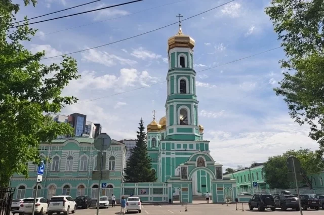 Свято-Троицкий кафедральный собор. В народе его называют Слудской церковью — по горе, на которой он стоит.