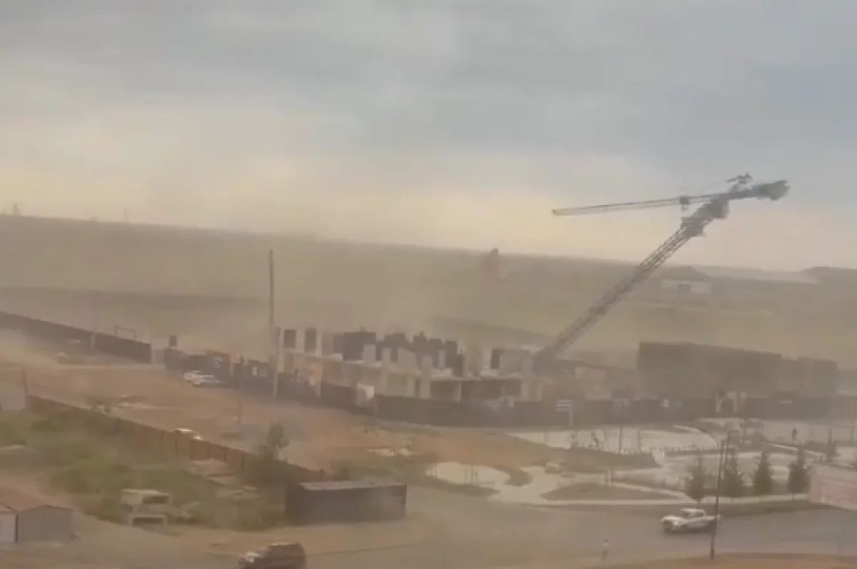 Появились кадры падения башенного крана в Астрахани