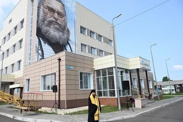 В честь святого Луки на здании местной больницы появился мурал с его изображением.