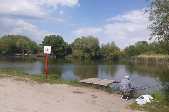 В запрещённых местах лучше ловить рыбку, а не купаться.