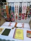 Рядом с книжными стеллажами свои работы показали мастерицы.