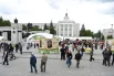 Несмотря на разгар рабочего дня - на площади много посетителей.