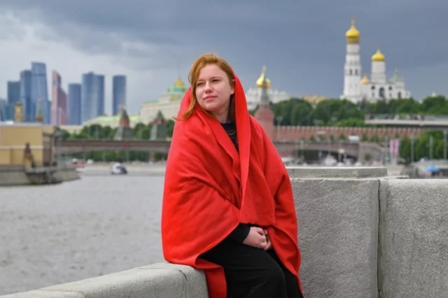 Девушка на Москворецкой набережной в Москве. Пик похолодания ожидается в Москве 29 мая.