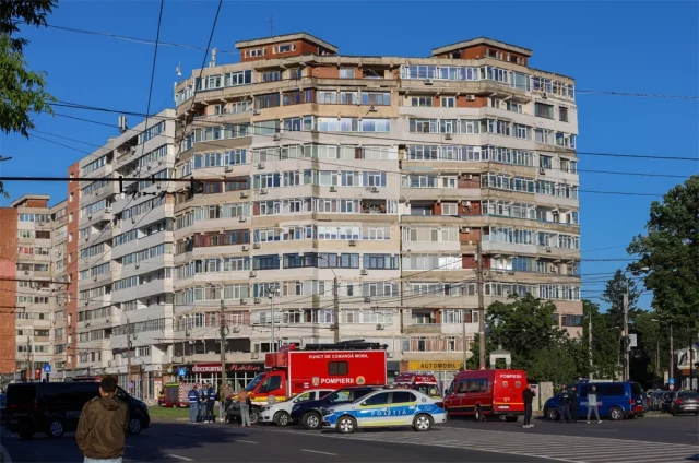В Румынии дрон врезался в жилой дом, из-за чего пострадало несколько человек, а в самом здании начался пожар. 