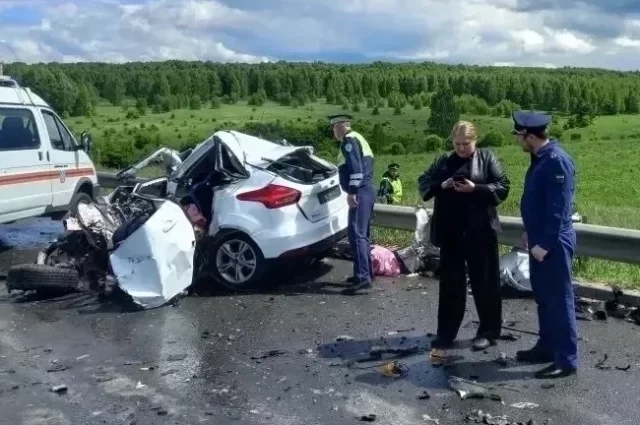 От легкового автомобиля осталась только половина.