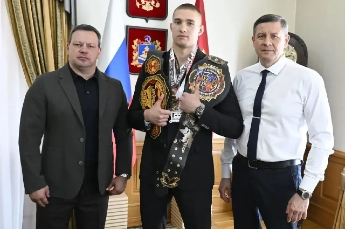 Егор Ковальчук поздравил брянского чемпиона мира по рукопашному бою