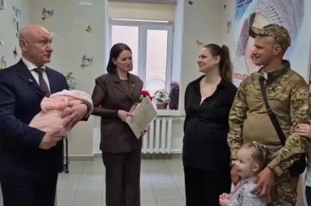 Сергей Маненков принял нового жителя Югры. 