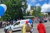 Аварийная коммунальная служба на празднике проехала с шаром в виде сантехника-миньона.