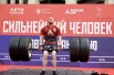 На площадке силового развернулись соревнования атлетов. Спортсмены демонстрировали предельные возможности, поднимая не только штанги, но и огромные бревна, бетонные шары и другие тяжести.