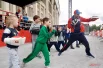 Детвора примерила боксерские перчатки. На открытой площадке профессиональные тренеры учили ребят правильно держать удар и ставить блок.