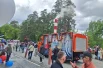 Креативно к празднику подошли зареченские энергетики: одну из машин они оформили в виде котельной с трубой, из которой шёл пар.