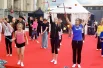 Юные москвички осваивали основы художественной гимнастики на открытом уроке. Под руководством спортсменов девочки делали упражнения на пластику и гибкость.