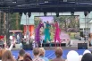 Как только начали выступать детские коллективы в Центральном парке города, начался дождь. Но зрители расходится не торопились. 