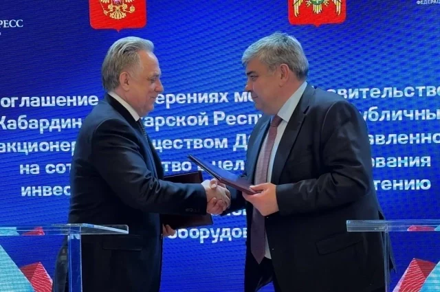 Глава КБР Казбек Коков подписывает соглашение с гендиректором финансового института развития в жилищной сфере Виталием Мутко на Кавказском инвестфоруме.