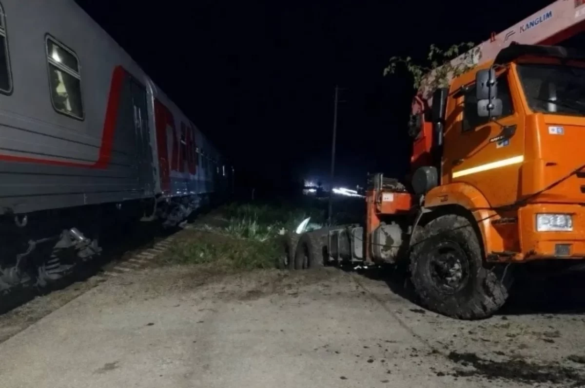Пассажирский поезд врезался в грузовик в Сахалинской области