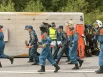 Тех, кто не смог сам выбраться из автобус выносили на носилках