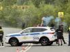 Сотрудники ДПС фаером показывают куда приземляться вертолету 
