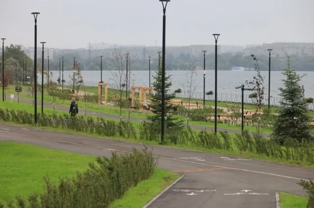 Челябинск становится всё более ухоженным городом: один из примеров – новая набережная на Первом озере в Тракторозавод- ском районе.