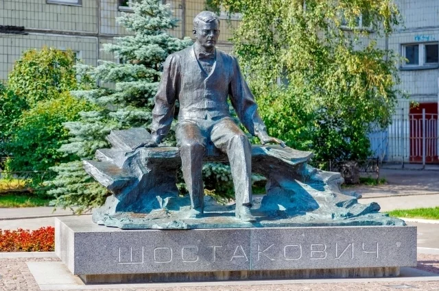 Это место стало частью жизни района: здесь всегда звучит музыка, а в День полного освобождения Ленинграда от блокады, в День Победы именно к памятнику Шостаковичу люди несут цветы.