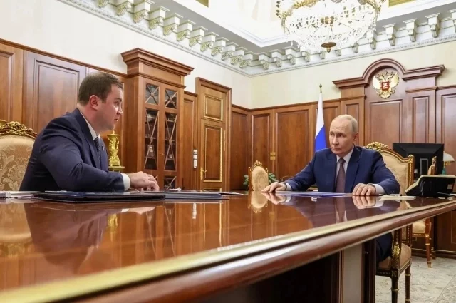 На рабочей встрече Владимир Путин и Виталий Хоценко обсуждали социально-экономическое развитие региона.