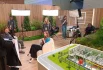 На московском стенде оборудована стильная, открытая зона для интервью и деловых встреч, гармонично интегрированная в общее футуристическое пространство. Именно здесь, на фоне ярких столичных макетов и экранов, где демонстрируют данные о стратегии развития города до 2040 года, лидеры бизнеса и политики подписывают важнейшие экономические соглашения.
