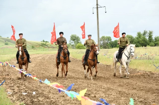 Казаки с городостью пронесли государственные флаги, а юные наездницы представили искусство джигитовки.