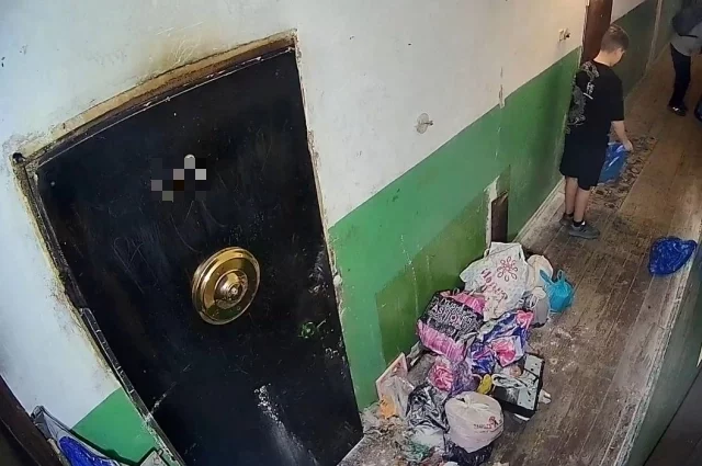 То, что не помещается в квартире, плюшкин выносит в подъезд.