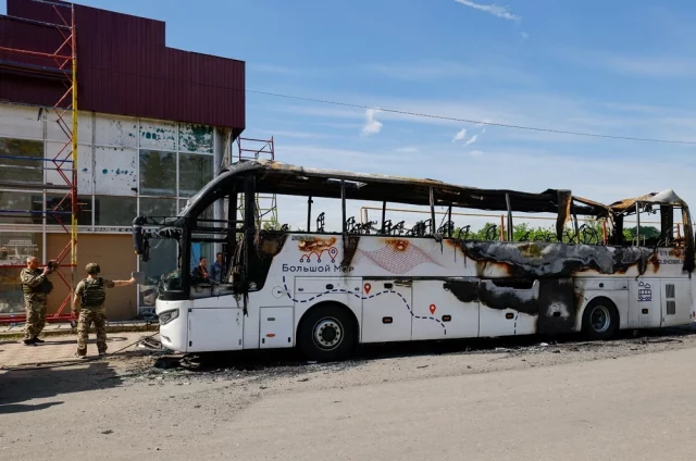 Место удара украинского беспилотника по автобусу в поселке Енакиево Донецкой области.