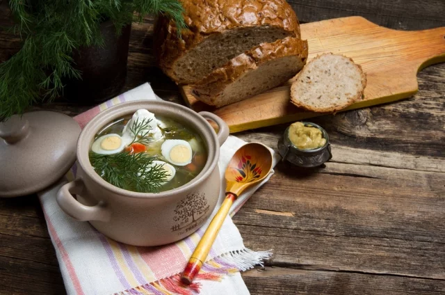Щавель — отличный ингредиент для вкусных и полезных летних зеленых супов.