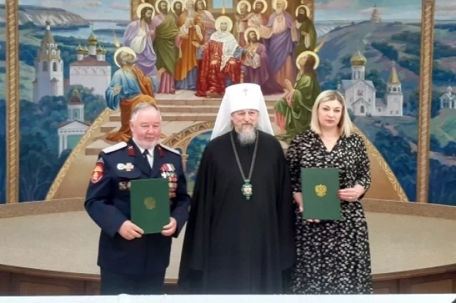 Митрополит Иоанн подписал соглашение с Юрием Хлудеевым и Диной Труновой.