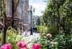 В этом сезон в центре Москвы множество масштабных инсталляций, изящных арок и тематических павильонов. Улицы города стали открытыми подиумами для дизайнеров и авторов современных произведений искусства.