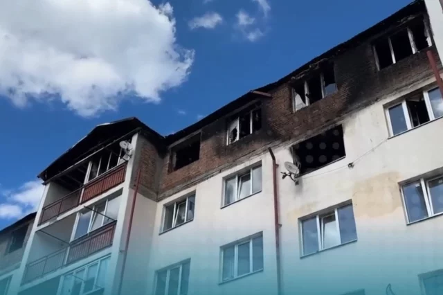 После пожара сильно пострадали два верхних этажа.