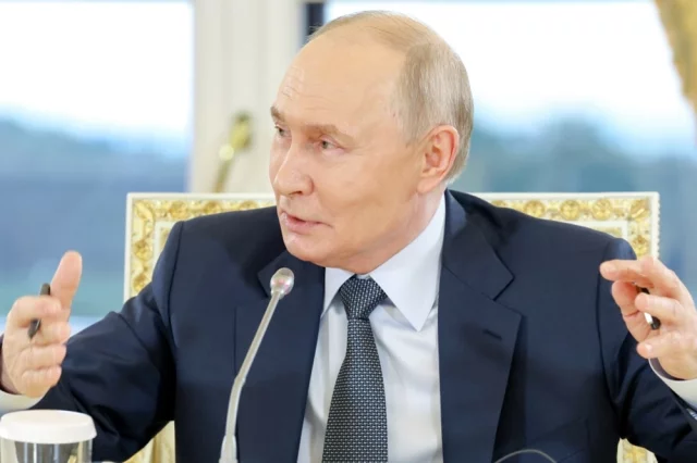 Президент России Владимир Путин провел в Константиновском дворце встречу с главными редакторами международных информационных агентств.