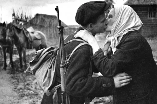 Жутким росчерком молнии ворвалась в жизнь страны война, разлучившая множество советских семей.