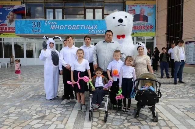 Десяти донским семьям вручили ключи от микроавтобусов.