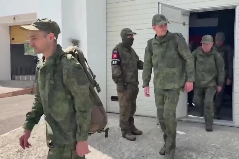 Возвращенные российские военнослужащие сейчас находятся на территории Республики Беларусь.