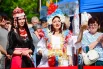 Многие были в национальных нарядах.